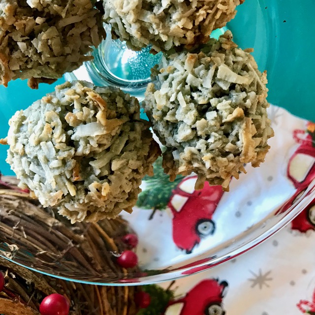 Christmas "Coal" Macaroons with activated charcoal - gluten free, vegan, paleo