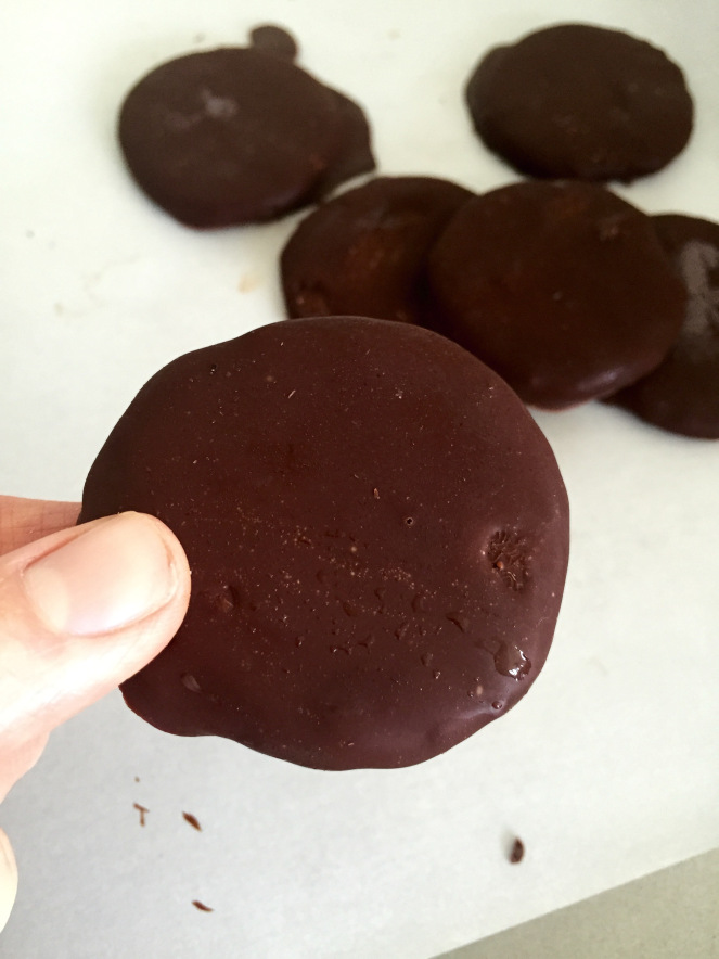 Thin Mint Cookies - www.getWelli.com - paleo, vegan (option), gluten free, no sugar