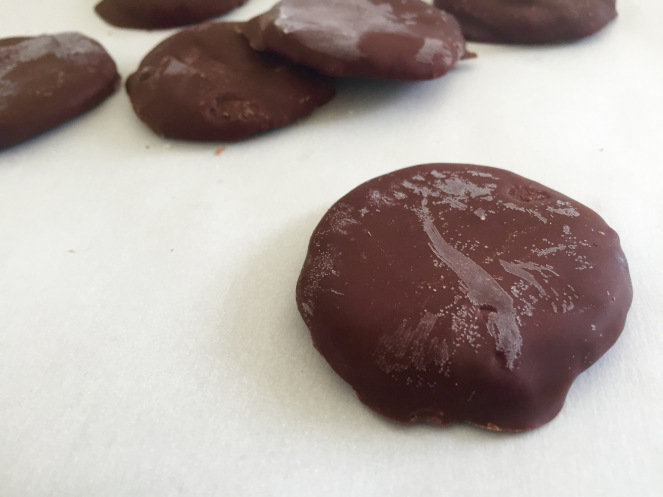 Thin Mint Cookies - www.getWelli.com - paleo, vegan (option), gluten free, no sugar