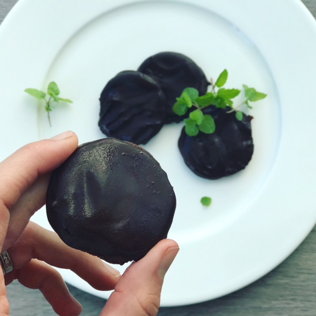 Thin Mint Cookies - www.getWelli.com - paleo, vegan (option), gluten free, no sugar