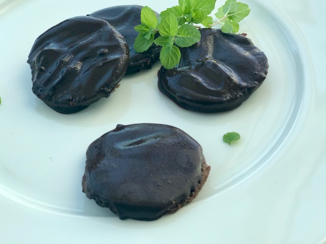 Thin Mint Cookies - www.getWelli.com - paleo, vegan (option), gluten free, no sugar