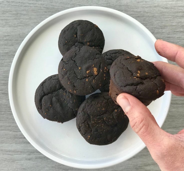 Grain Free Chocolate Peppermint Muffins - www.getWelli.com - #vegan #grainfree #paleo #sugarfree #christmas #holidays #breakfast